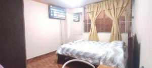 1 dormitorio con cama y ventana en Alójate con Estefany, en Latacunga