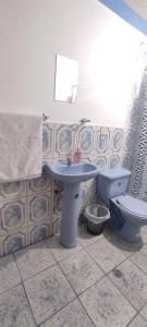 La salle de bains est pourvue de toilettes et d'un lavabo. dans l'établissement Alójate con Estefany, à Latacunga