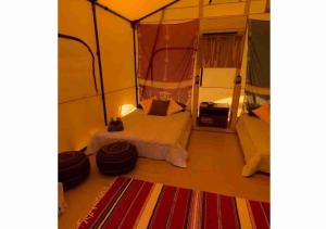 ein Schlafzimmer mit einem Bett in einem Zelt in der Unterkunft Keisaji CAMP SITE - Vacation STAY 90068v in Ijinabaru
