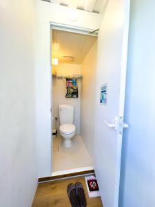 małą łazienkę z toaletą w pokoju w obiekcie Keisaji CAMP SITE - Vacation STAY 90068v w mieście Ijinabaru