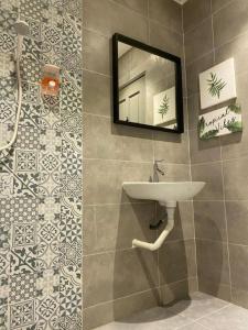 uma casa de banho com um lavatório e um espelho na parede em Apartment Mahkota Melaka Room 3062 em Malaca