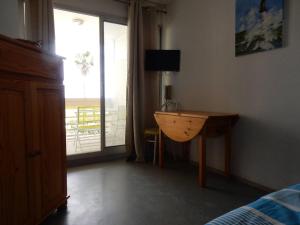 a bedroom with a desk in front of a window at Appartement Canet-Plage, 2 pièces, 5 personnes - FR-1-750-35 in Canet-en-Roussillon