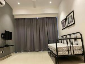 um quarto com uma cama em frente a uma janela em Apartment Mahkota Melaka Room 3062 em Malaca
