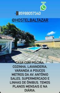une affiche pour une villa dans un parking dans l'établissement Hostel Baltazar, à Fortaleza