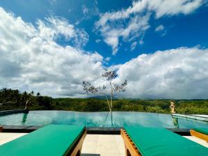 una piscina con vistas al cielo en Green Coco Suite en Nusa Penida