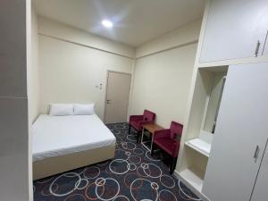 ein Hotelzimmer mit einem Bett und zwei roten Stühlen in der Unterkunft Budgeted vacation Homes Rental LLC in Dubai