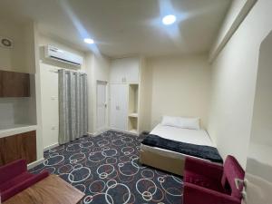 Zimmer mit einem Bett und zwei Stühlen in der Unterkunft Budgeted vacation Homes Rental LLC in Dubai