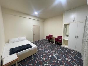 Schlafzimmer mit einem Bett, einem Tisch und Stühlen in der Unterkunft Budgeted vacation Homes Rental LLC in Dubai