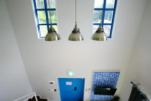 潭陽的住宿－Damyang Thirasia Pension，天花板上挂着三盏灯的房间