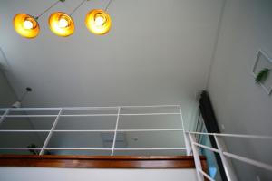 una escalera con dos luces y un espejo en la pared en Damyang Thirasia Pension en Damyang