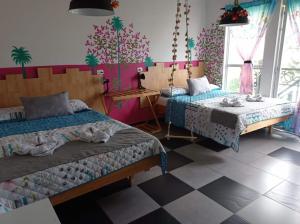 um quarto com 2 camas, uma mesa e uma janela em Combi em Salento