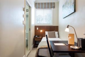 Postel nebo postele na pokoji v ubytování Tuakau Hotel