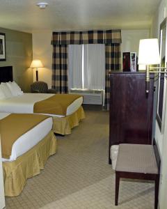 een hotelkamer met 2 bedden en een stoel bij Holiday Inn Express & Suites Alamogordo Highway 54/70, an IHG Hotel in Alamogordo