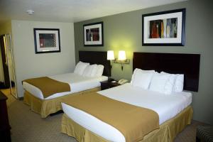 een hotelkamer met 2 bedden en 2 lampen bij Holiday Inn Express & Suites Alamogordo Highway 54/70, an IHG Hotel in Alamogordo