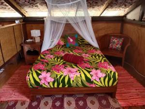 - une chambre avec un lit dans l'établissement Chalet chez Téra'i, à Avatoru