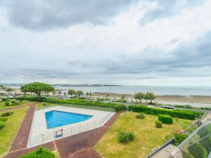 an overhead view of a swimming pool and the beach at Appartement La Rochelle, 2 pièces, 2 personnes - FR-1-535-47 in La Rochelle