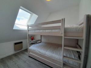 Krevet ili kreveti na sprat u jedinici u okviru objekta Villa La Trinité-sur-Mer, 3 pièces, 4 personnes - FR-1-477-238