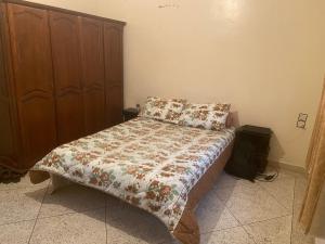 Bett mit Daunendecke in einem Schlafzimmer in der Unterkunft Maison-villa familiale in Azemmour