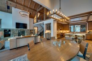 Η κουζίνα ή μικρή κουζίνα στο Custom Ski-InandOut Chalet with Hot Tub and Wet Bars!