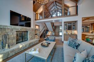 Χώρος καθιστικού στο Custom Ski-InandOut Chalet with Hot Tub and Wet Bars!