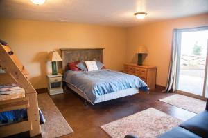 1 dormitorio con 1 cama, escalera y ventana en The Maple Retreat en Garden City