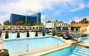 vista para a piscina no resort mgm em Charming Unit at MGM Grand STRIP Las Vegas em Las Vegas