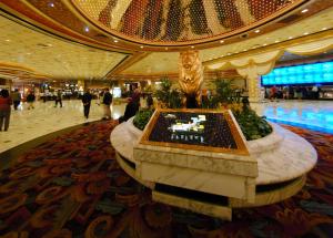 um lobby com uma fonte no meio de um edifício em Charming Unit at MGM Grand STRIP Las Vegas em Las Vegas