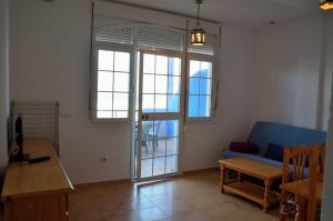 sala de estar con sofá azul y mesa en Apartamento Tortuga Verde, en Tarifa