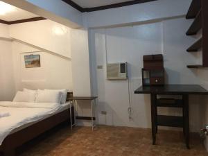 um quarto com uma cama e uma secretária. em Casa de Primera B31 beach front station 3 em Boracay