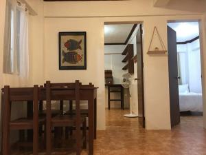 uma sala de jantar com uma mesa e uma sala com um quarto em Casa de Primera B31 beach front station 3 em Boracay