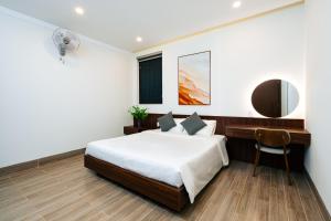 a hotel room with a bed and a desk at PLEIKU HIGHLANDS BOUTIQUE HOTEL in Plei Brel (2)