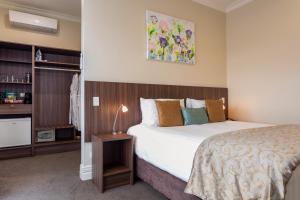 Postel nebo postele na pokoji v ubytování Tuakau Hotel