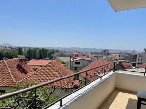 einen Balkon mit Stadtblick in der Unterkunft B&B - Private rooms 2 in Tirana