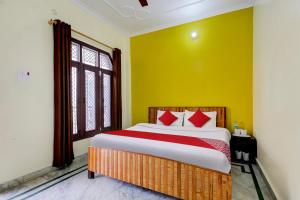 Cama ou camas em um quarto em Super OYO Flagship Rudraksh Hotel