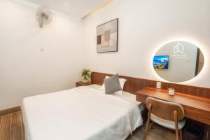 1 dormitorio con cama, escritorio y silla en PLEIKU HIGHLANDS BOUTIQUE HOTEL en Plei Brel (2)