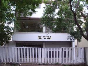 拉杰果德BLINGS的建筑前有白色围栏的建筑