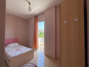 niewielka sypialnia z łóżkiem i oknem w obiekcie B&B - Private rooms 2 w Tiranie