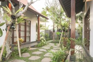 een tuinpad dat naar een huis leidt bij Villa Puri Kembar in Ubud