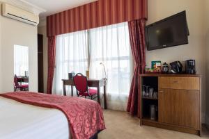 TV a/nebo společenská místnost v ubytování Tuakau Hotel