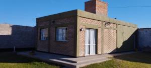 um pequeno edifício de tijolos com uma janela lateral em Casa Las Moras em La Rioja