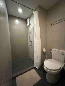 een badkamer met een toilet en een douche bij Cozy Apartment in Sukhumvit in Bangkok