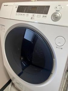 eine weiße Waschmaschine mit offener Tür in der Unterkunft H,U,B Unzen - Vacation STAY 78660v in Unzen