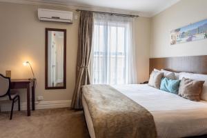 Postel nebo postele na pokoji v ubytování Tuakau Hotel