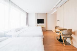 Postel nebo postele na pokoji v ubytování The First70 Hotel