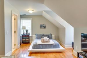 1 dormitorio con cama con sábanas azules y ventana en Simplistic Summerville Studio about 4 Mi to Dtwn!, en Summerville