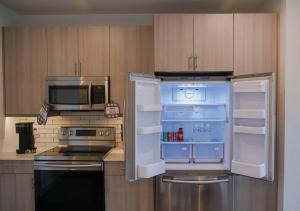 cocina con nevera abierta y microondas en Spacious Stay, en Fort Worth