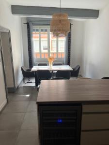 une cuisine et une salle à manger avec une table et des chaises dans l'établissement Ô Toulouse, à Toulouse 4 autres photos