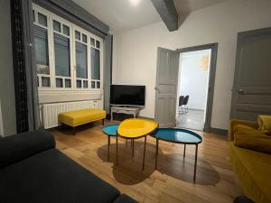 un salon avec un canapé et une table dans l'établissement Ô Toulouse, à Toulouse