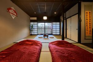 Letto o letti in una camera di おやど紀伊国屋 丸山町 庭