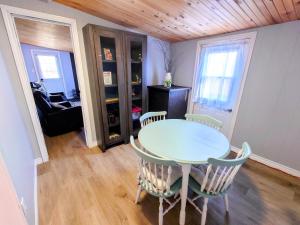 uma mesa de jantar e cadeiras num quarto em Red Island Cozy Casa em Summerside